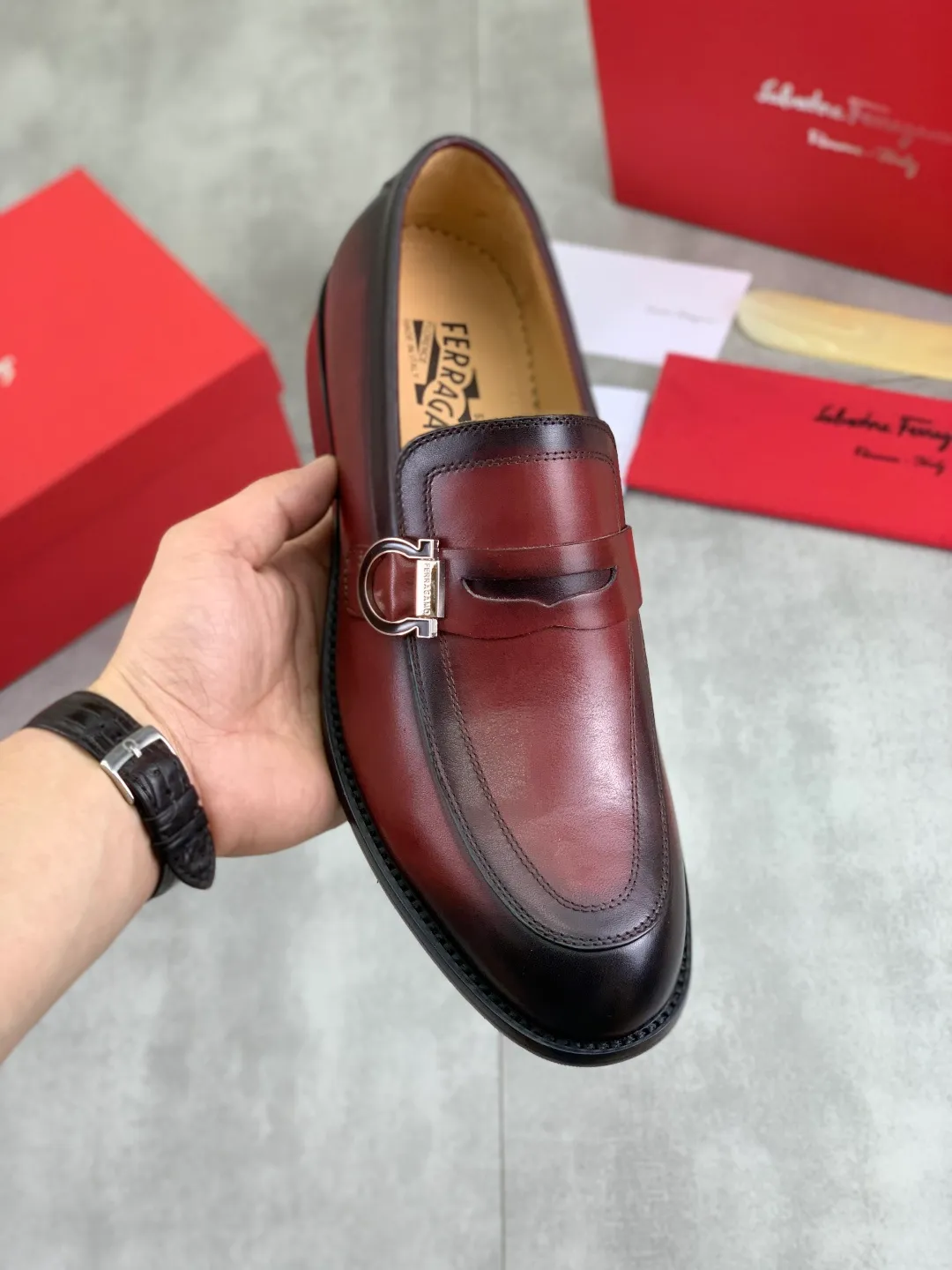 Men's Men's Shoes 💰P562💰[New Style] Water-dyed Niuli 🆘[Salvatore Ferragamo] Ferragamo's latest casual business leather shoes for men! Listed simultaneously! The fabric is made of specially imported original pebbled calfskin, and the lining is made of imported water-dyed cowhide. It is absolutely luxurious and leads the fashion trend. Matching code: 38-44 (45 and 46 can be customized) Black, brown and burgundy colors available